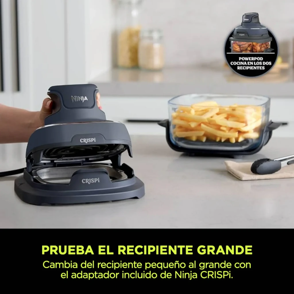 Ninja CRISPi FN101EU 3.8L Bleu Gris, détail: PowerPod soulevé de la base à côté du grand bol transparent rempli de frites