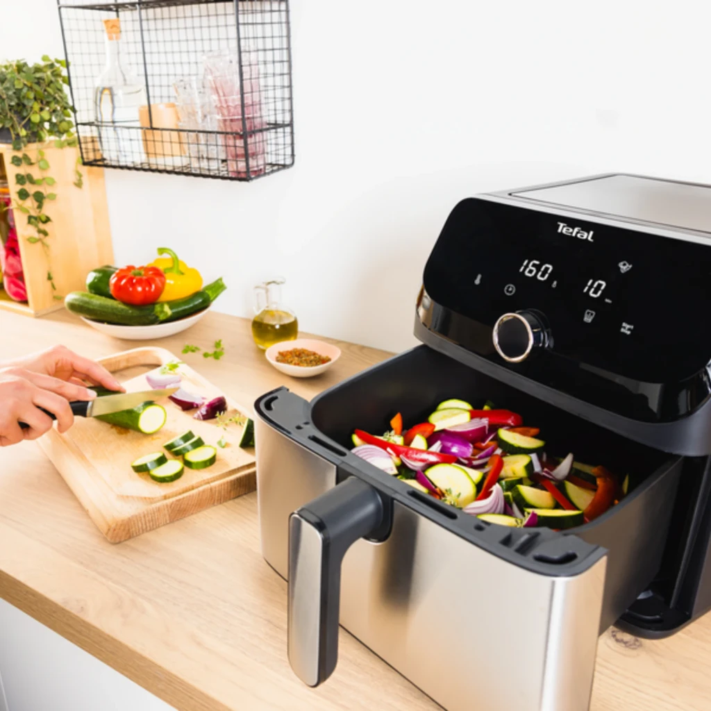 Tefal Easy Fry Mega EY855D10 7,5 L negro, vista en ángulo cajón abierto: pollo asado y patatas en cesta de acero inoxidable - Ítem3