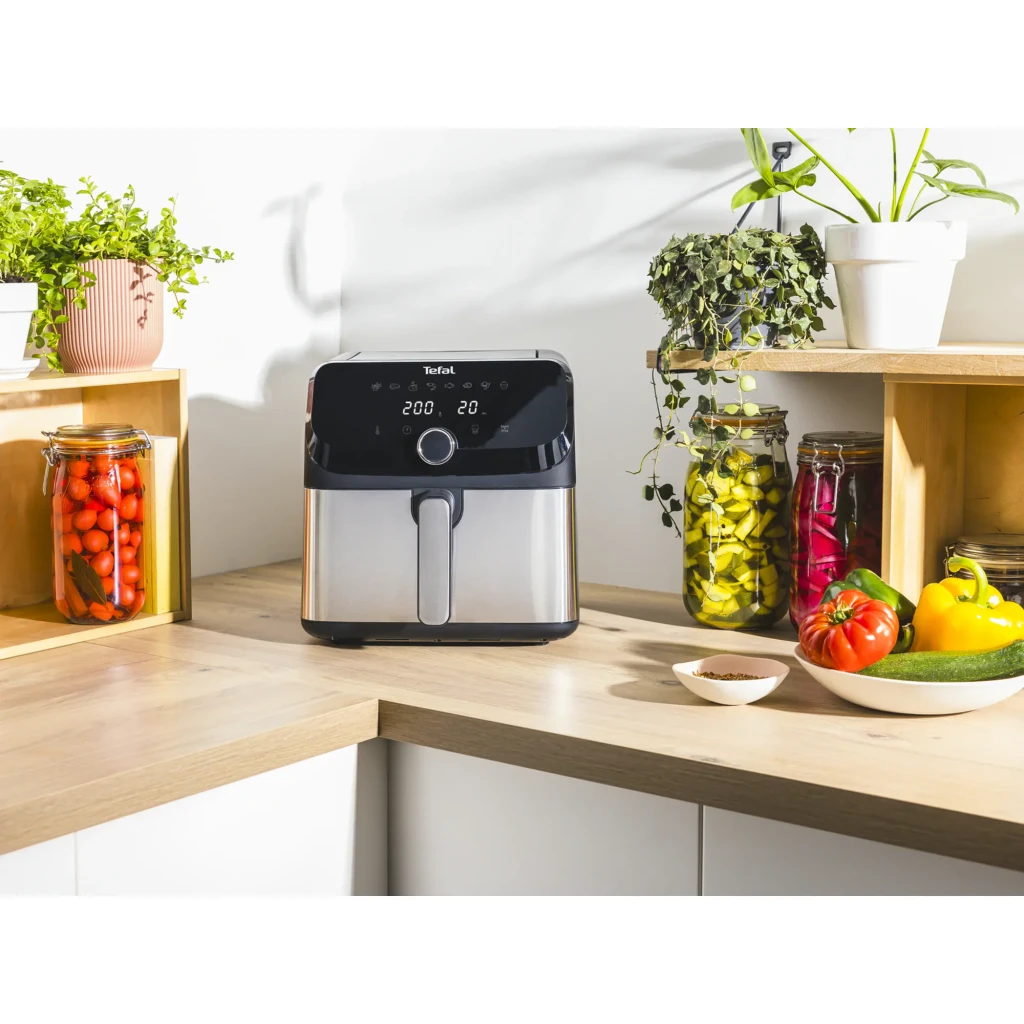 Tefal Easy Fry Mega EY855D10 7,5 L negro, vista en ángulo cajón abierto: pollo asado y patatas en cesta de acero inoxidable - Ítem7