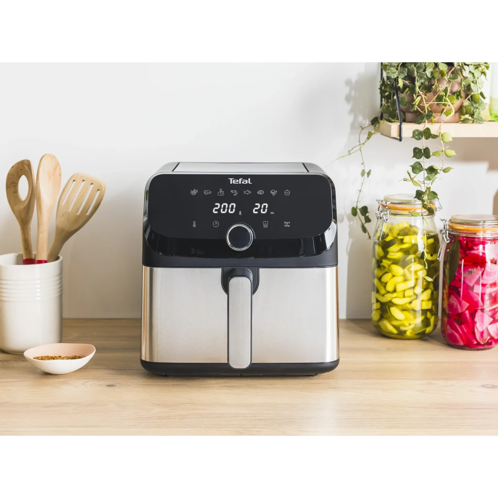 Tefal Easy Fry Mega EY855D10 7,5 L negro, vista en ángulo cajón abierto: pollo asado y patatas en cesta de acero inoxidable - Ítem8