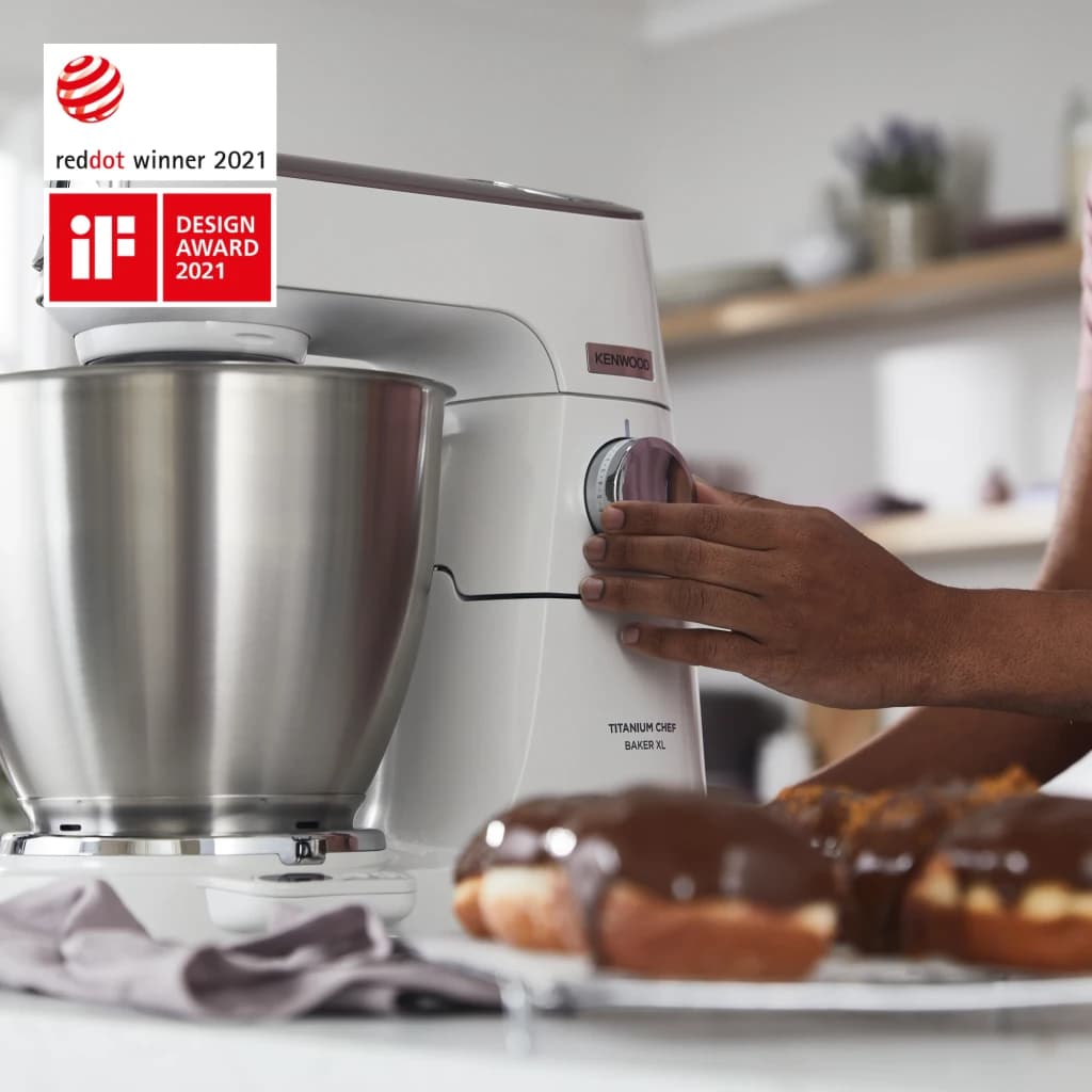 Kenwood Titanium Chef Baker XL KVL65 1200W 7L gris, utilisation cuisine: main réglant le bouton de vitesse avec des donuts