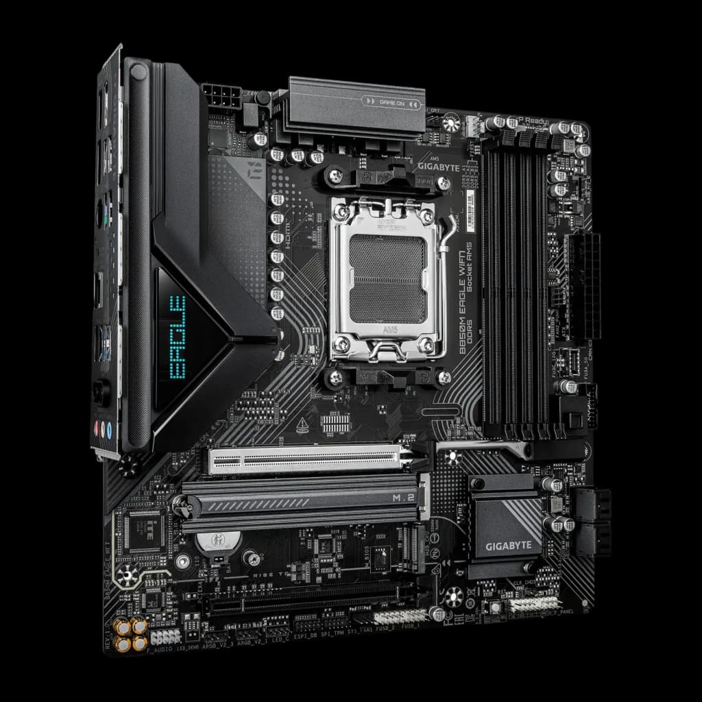 Gigabyte B850M Eagle WiFi7 AM5, vista em ângulo: placa-mãe preta com painel traseiro I/O visível, socket AM5 e slots PCIe