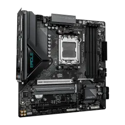 Gigabyte B850M Eagle WiFi7 AM5, vista em ângulo: placa-mãe preta com painel traseiro I/O visível, socket AM5 e slots PCIe