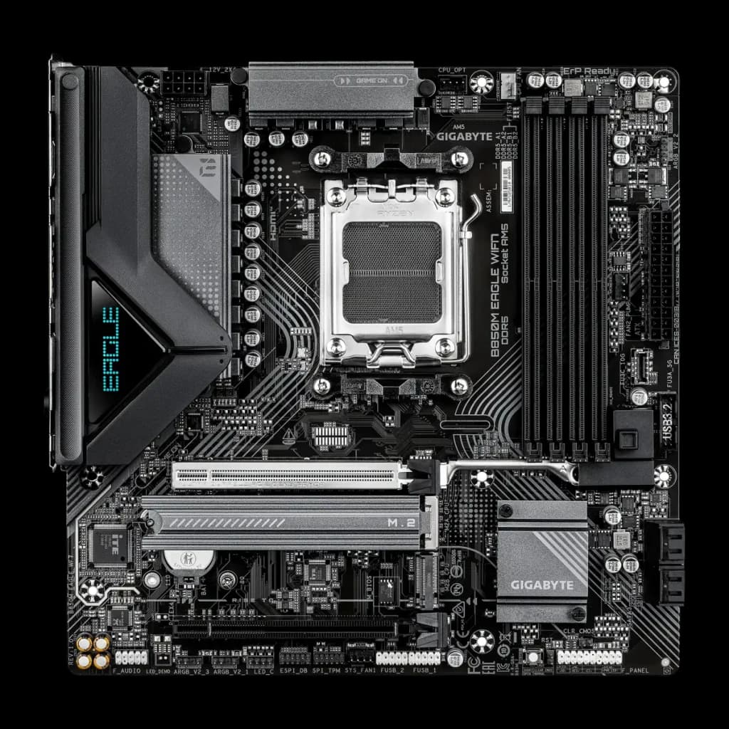 Gigabyte B850M Eagle WiFi7 AM5, vista superior: placa-mãe mATX preta, socket AM5, dissipadores VRM, slots DDR5 e slot M.2