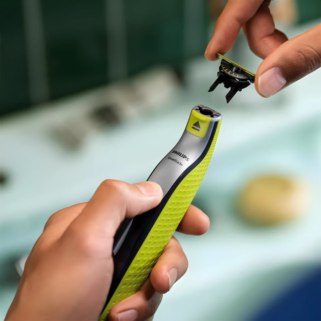 Philips OneBlade 360 QP2734/23, contenu boîte: rasoir, peigne ajustable et câble USB sur fond noir - Ítem5