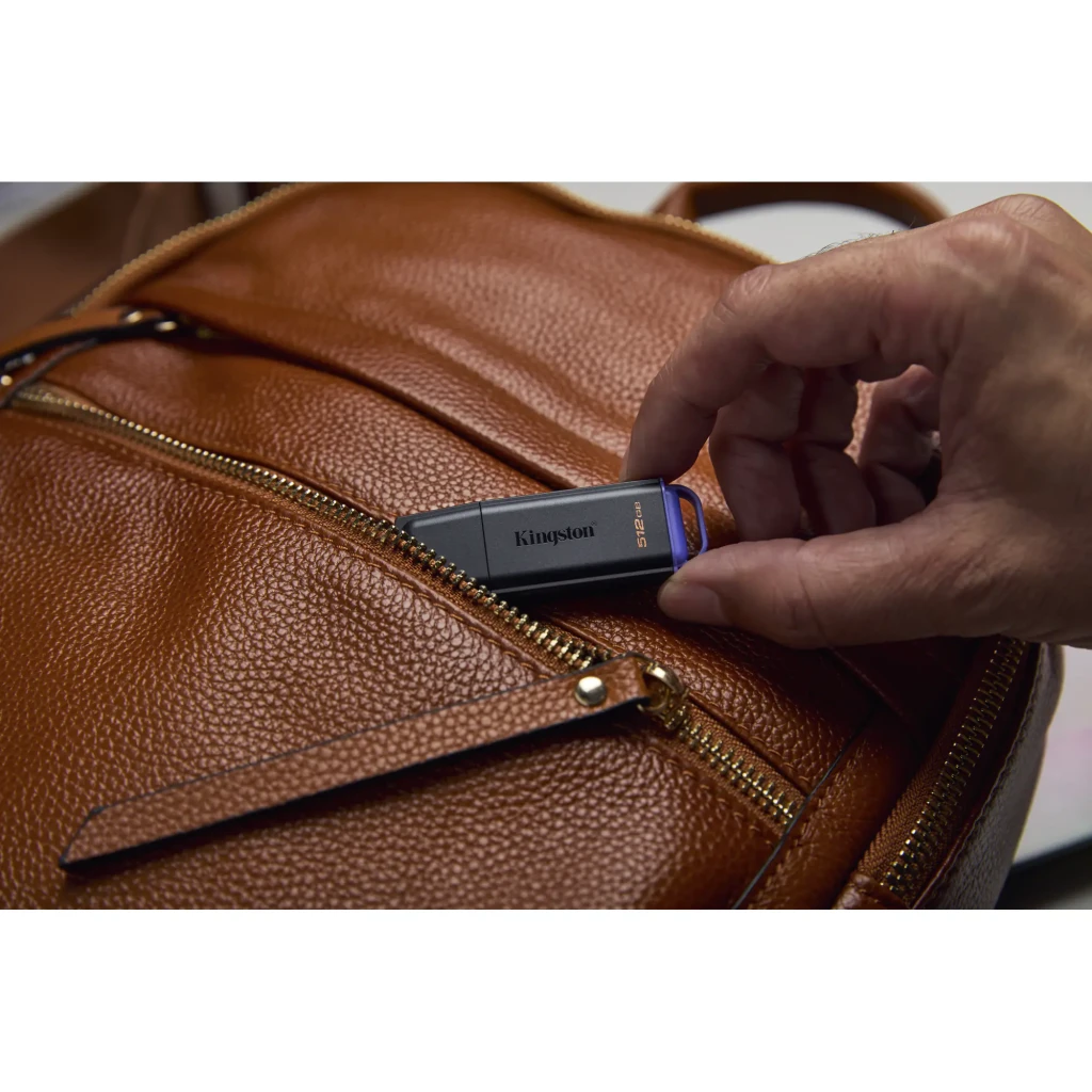Kingston DataTraveler Exodia G2 512GB noir/violet, vue latérale: corps noir avec logo Kingston, capacité 512GB et anneau - Ítem4