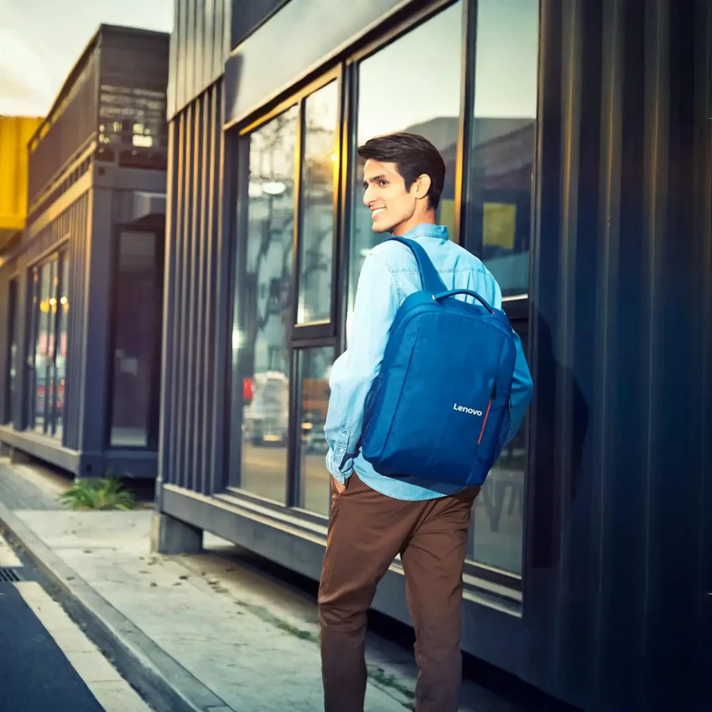 Lenovo Mochila Everyday B515 15.6 polegadas Azul, vista frontal 3/4: bolso frontal com fecho laranja e bolso lateral em malha - Item4