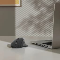 Hama Ratón WM-900 Inalámbrico Ergonómico Negro, vista lateral: sobre escritorio blanco junto a portátil, diseño vertical