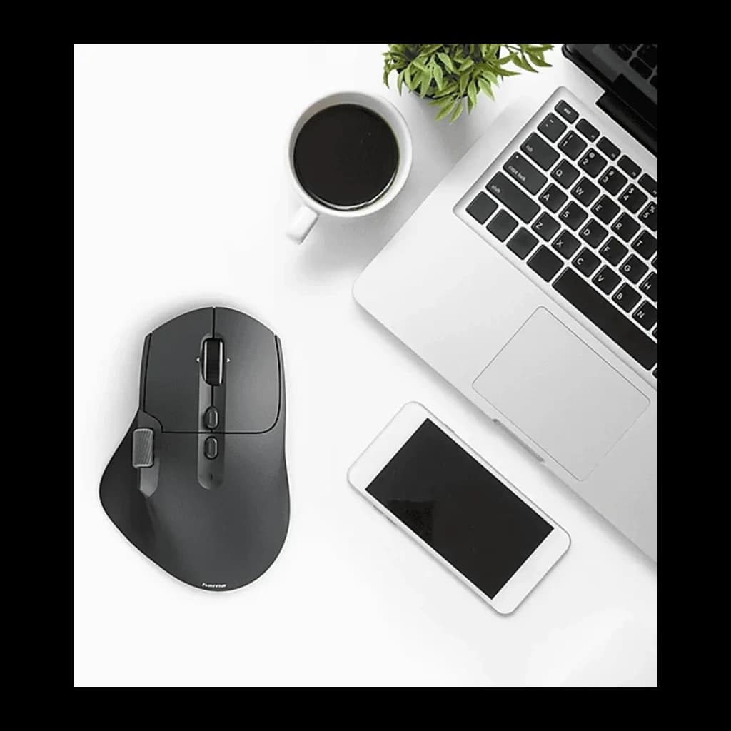 Hama Ratón WM-900 Inalámbrico Ergonómico Negro, vista cenital: ratón sobre escritorio blanco junto a portátil, smartphone y