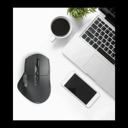 Hama Ratón WM-900 Inalámbrico Ergonómico Negro, vista cenital: ratón sobre escritorio blanco junto a portátil, smartphone y