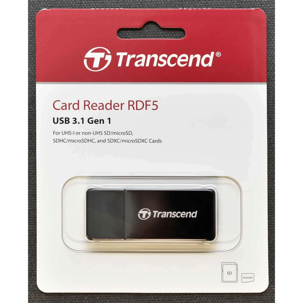 Transcend Leitor de Cartões USB 3.0 preto, vista frontal: corpo compacto com logótipo Transcend e ranhura superior - Item4