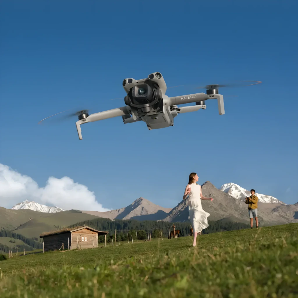 DJI Mini 5 Pro Fly More Combo 42GB gris, vista diagonal frontal: dron desplegado con hélices y módulo de cámaras gimbal - Ítem6