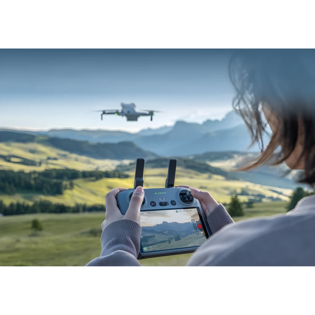 DJI Mini 5 Pro Fly More Combo 42GB gris, vista diagonal frontal: dron desplegado con hélices y módulo de cámaras gimbal - Ítem7