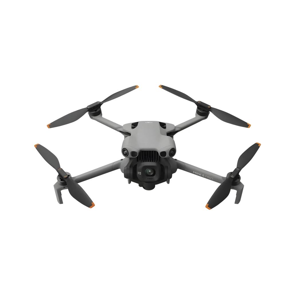 DJI Mini 5 Pro Fly More Combo 42GB gris, vista diagonal frontal: dron desplegado con hélices y módulo de cámaras gimbal - Ítem1