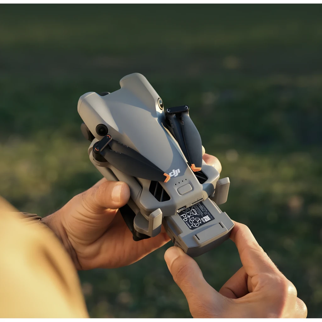 DJI Mini 5 Pro Fly More Combo 42GB gris, vista diagonal frontal: dron desplegado con hélices y módulo de cámaras gimbal - Ítem8