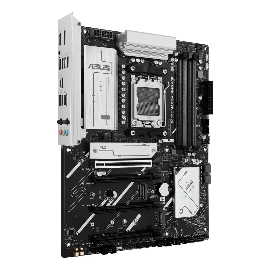 ASUS ROG Maximus B650E GAMING WIFI ATX AM5 Noir, vue en angle: PCB noir avec dissipateurs blancs, socket AM5 et slots PCIe