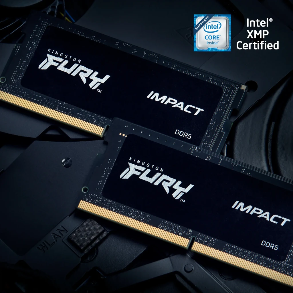 Kingston Fury Impact DDR5 64GB preto, vista angular: kit 2 módulos SO-DIMM com logo FURY IMPACT e contatos dourados visíveis - Item4