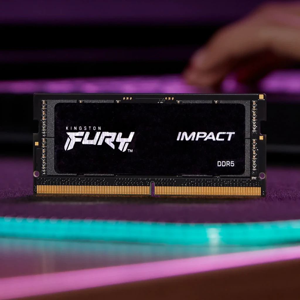 Kingston Fury Impact DDR5 64GB preto, vista angular: kit 2 módulos SO-DIMM com logo FURY IMPACT e contatos dourados visíveis - Item5