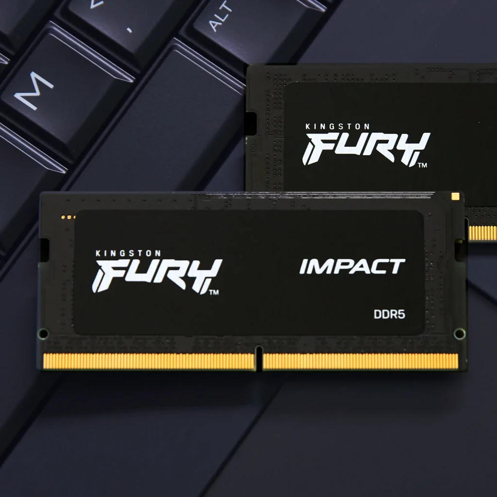 Kingston Fury Impact DDR5 64GB preto, vista angular: kit 2 módulos SO-DIMM com logo FURY IMPACT e contatos dourados visíveis - Item6