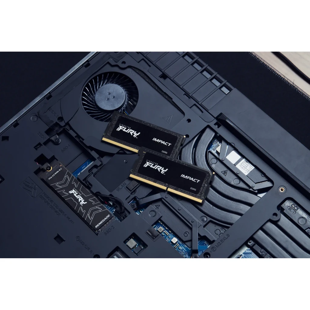 Kingston Fury Impact DDR5 64GB preto, vista angular: kit 2 módulos SO-DIMM com logo FURY IMPACT e contatos dourados visíveis - Item7