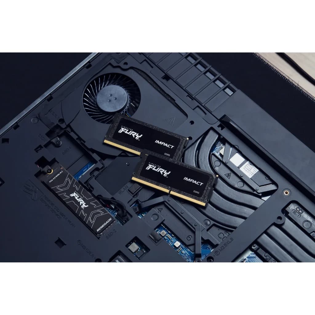 Kingston Fury Impact DDR5 64GB noir, installée: deux modules SO-DIMM dans les slots d'un laptop ouvert avec ventilateur et