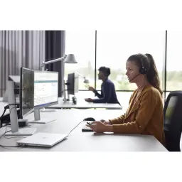 Poly HP EncorePro 510 Monaural preto, uso em escritório: agente com headset e microfone boom visível em frente ao monitor