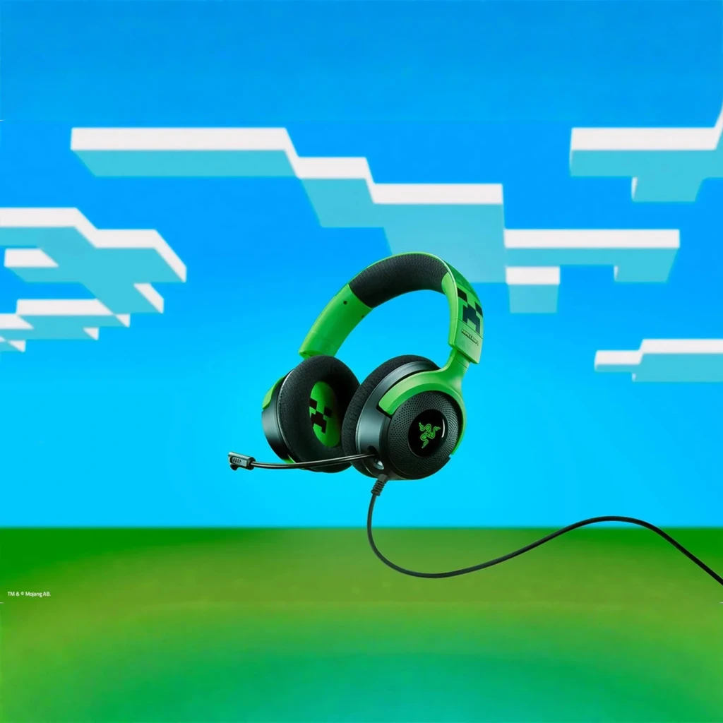 Razer Kraken V4 X Minecraft Edition Negro Verde, vista lateral: diadema con píxeles Creeper y micrófono flexible - Ítem3