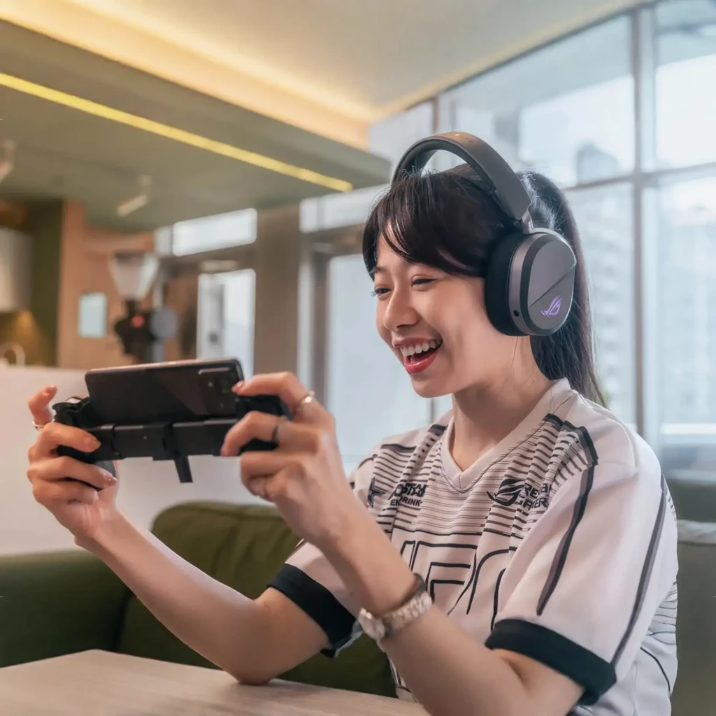 ASUS ROG Pelta Negro, vista principal: auricular inalámbrico negro con logo ROG rosa, micrófono boom y dongle USB - Ítem8