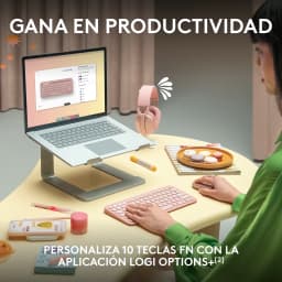 Logitech Teclado Pebble Keys 2 K380s Rosa, lifestyle: pessoa usando teclado rosa em mesa com laptop elevado