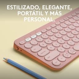 Logitech Teclado Pebble Keys 2 K380s Rosa, vista em ângulo: teclas arredondadas e botões multidispositivo brancos ao lado de