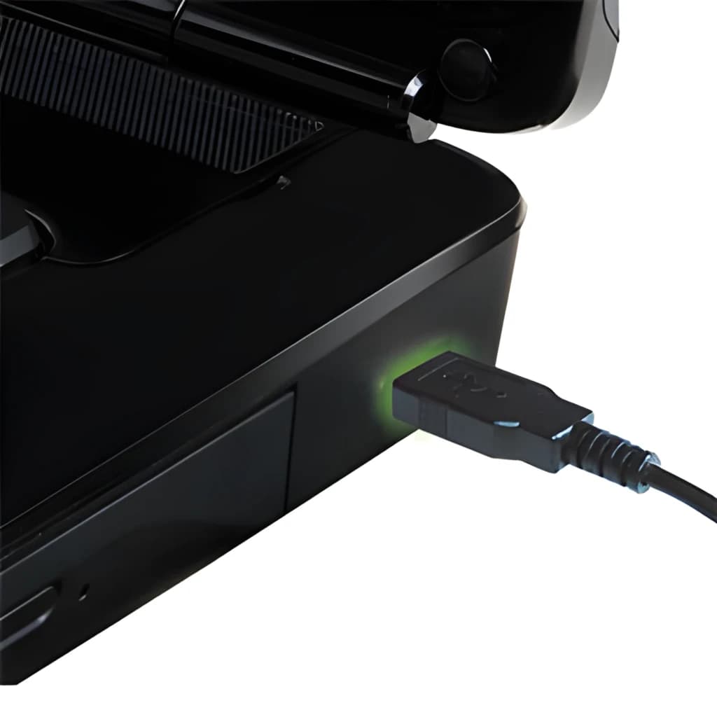 Conector USB con luz verde indicadora conectado a puerto de dispositivo negro, cable trenzado; compatible con Teclado Logitech K120 USB con cable QWERTY