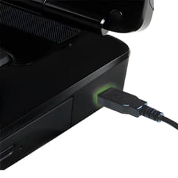 Conector USB con luz verde indicadora conectado a puerto de dispositivo negro, cable trenzado; compatible con Teclado Logitech K120 USB con cable QWERTY