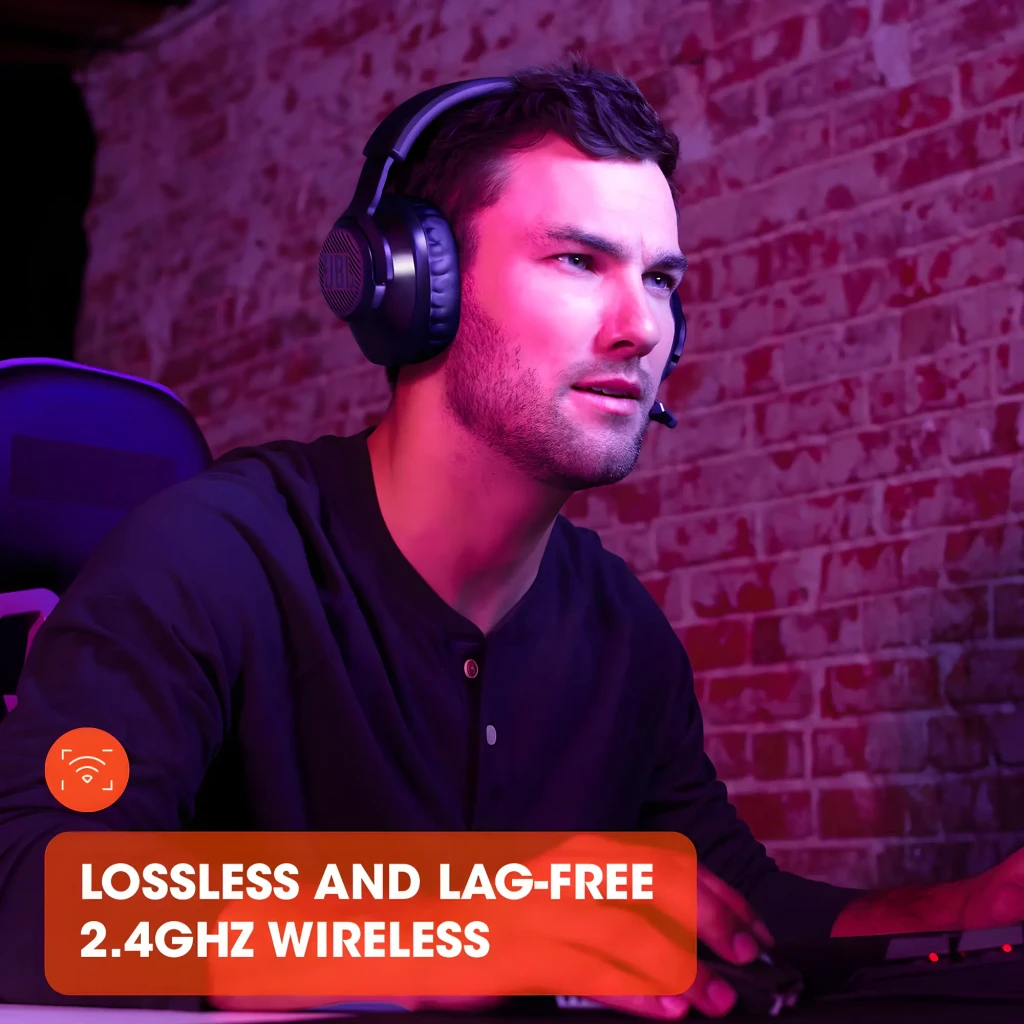 JBL Auriculares Gaming Quantum 350 Wireless negro, vista en ángulo: logo JBL en copa, micrófono boom desplegado sin botones - Ítem8