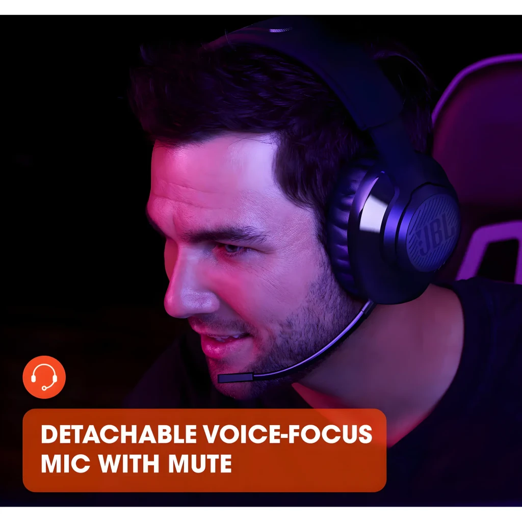 JBL Auriculares Gaming Quantum 350 Wireless negro, vista en ángulo: logo JBL en copa, micrófono boom desplegado sin botones - Ítem10