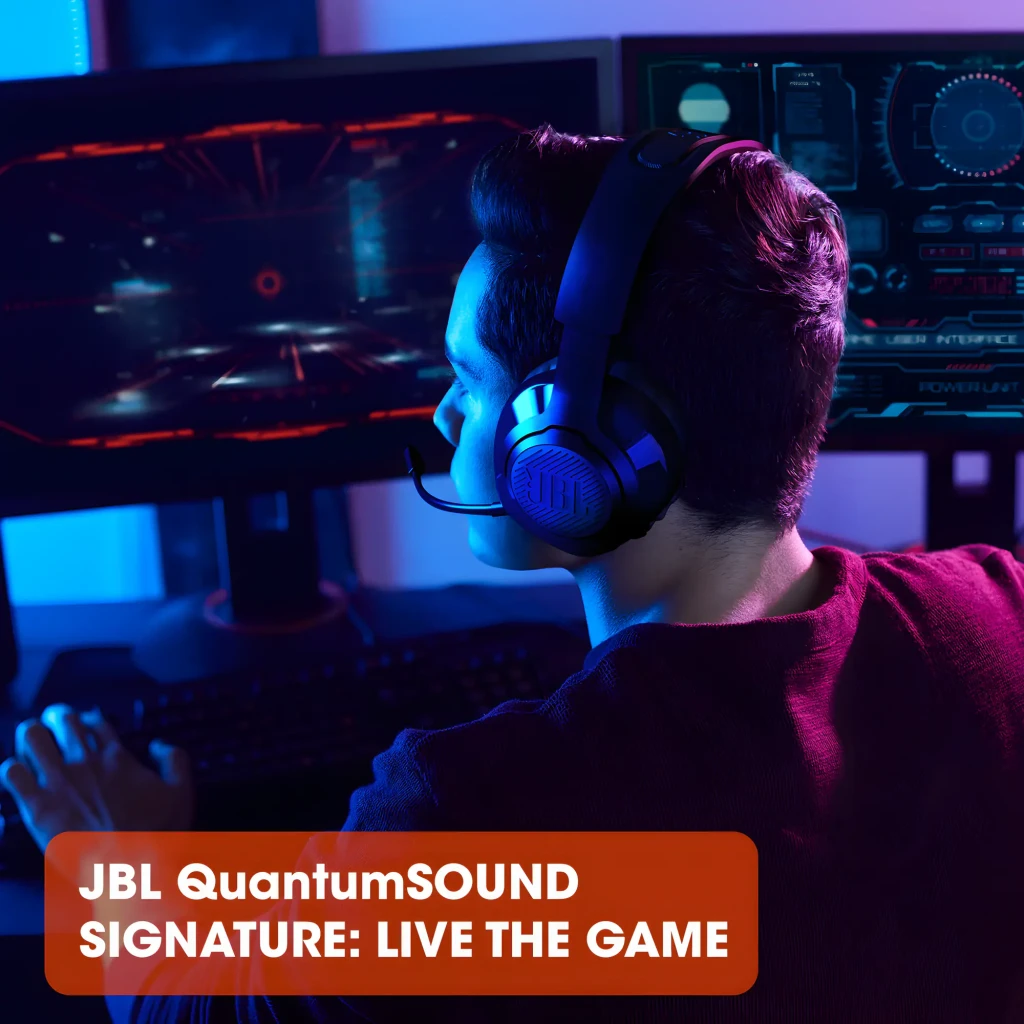 JBL Auriculares Gaming Quantum 350 Wireless negro, vista en ángulo: logo JBL en copa, micrófono boom desplegado sin botones - Ítem5