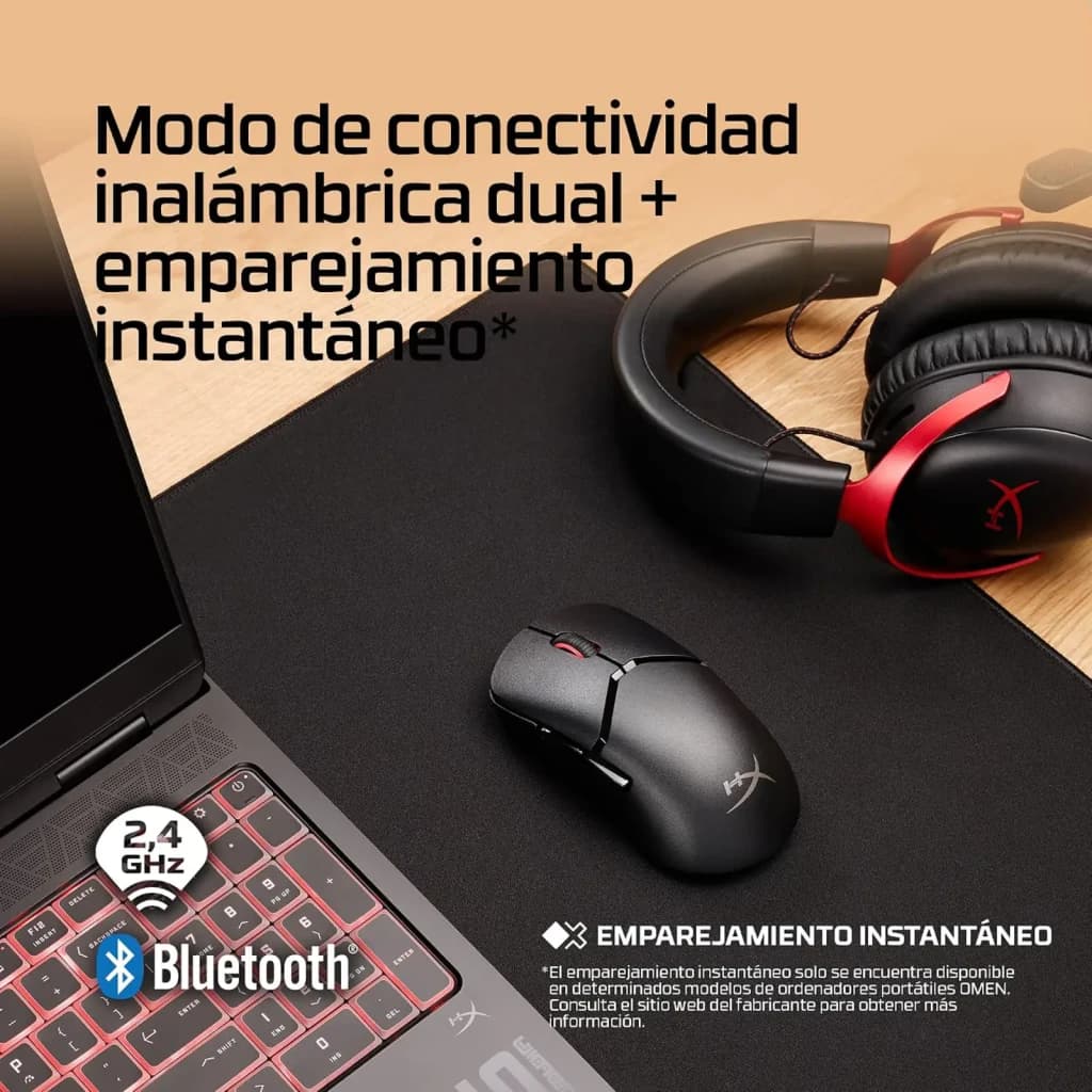 HyperX Pulsefire Saga Pro noir, scène lifestyle: souris sur mousepad avec laptop et casque, connectivité sans fil double