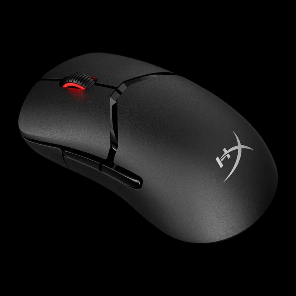 HyperX Pulsefire Saga Pro noir, vue en perspective: LED rouge sous la molette et boutons latéraux visibles