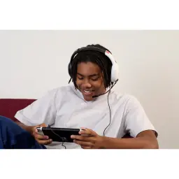 Turtle Beach Airlite Fit noir, utilisation: jeune assis jouant sur Nintendo Switch avec casque et microphone visible
