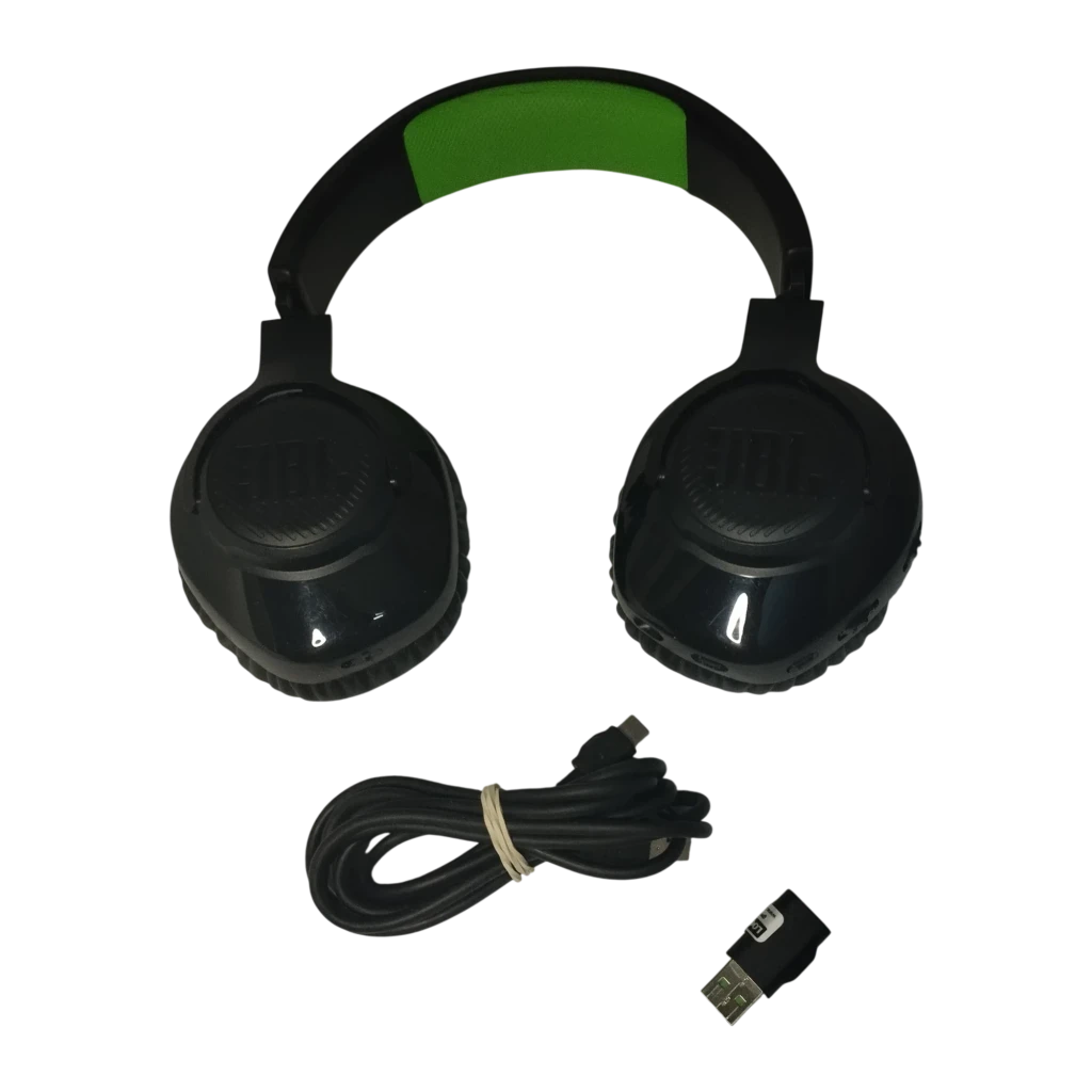 JBL Quantum 360X Negro, vista lateral: auriculares gaming con diadema verde, logo JBL en copa y micrófono flexible - Ítem3