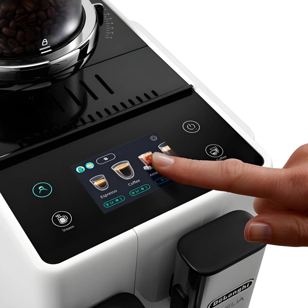 De'Longhi Rivelia EXAM440.35B Branco, detalhe painel: dedo selecionando bebida na tela tátil com opções Espresso e Coffee