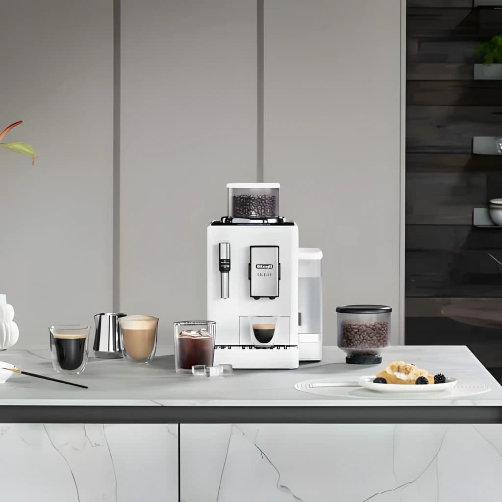 De'Longhi Rivelia EXAM440.35B Branco, vista lifestyle: cafeteira em bancada de mármore com xícaras e grãos de café