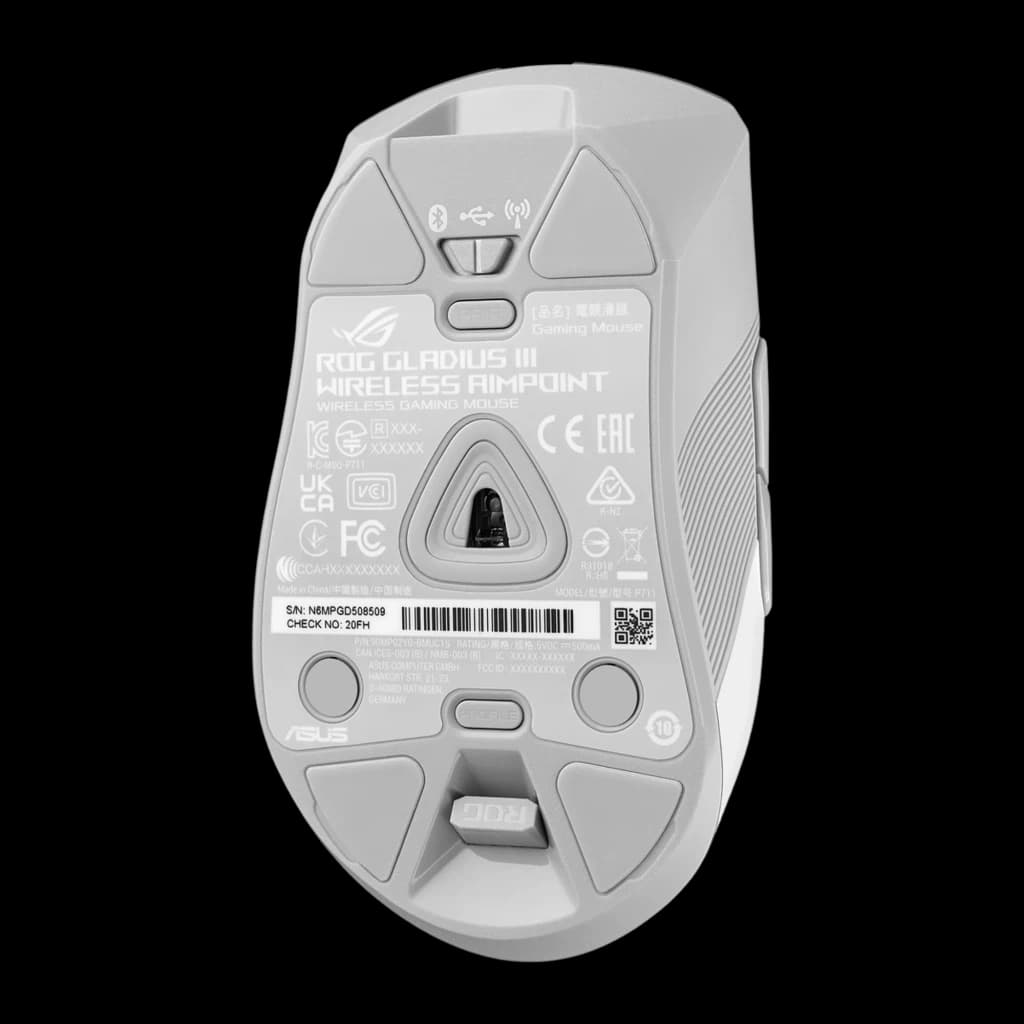 ASUS ROG Gladius III Wireless AimPoint blanc, vue du dessous: capteur optique, patins et étiquette du modèle