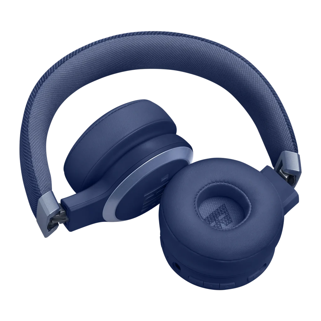 JBL Live 670NC Bluetooth Azul, vista en ángulo: auricular derecho con logo JBL y etiqueta LIVE en diadema texturizada - Ítem8