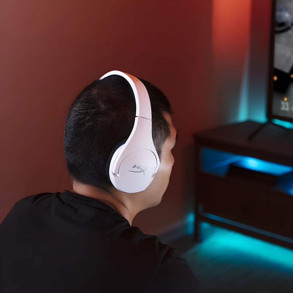 HyperX Cloud Stinger Core Wireless blanc-bleu, vue latérale droite: casque avec micro flexible, coussinets noirs et anneau - Ítem5