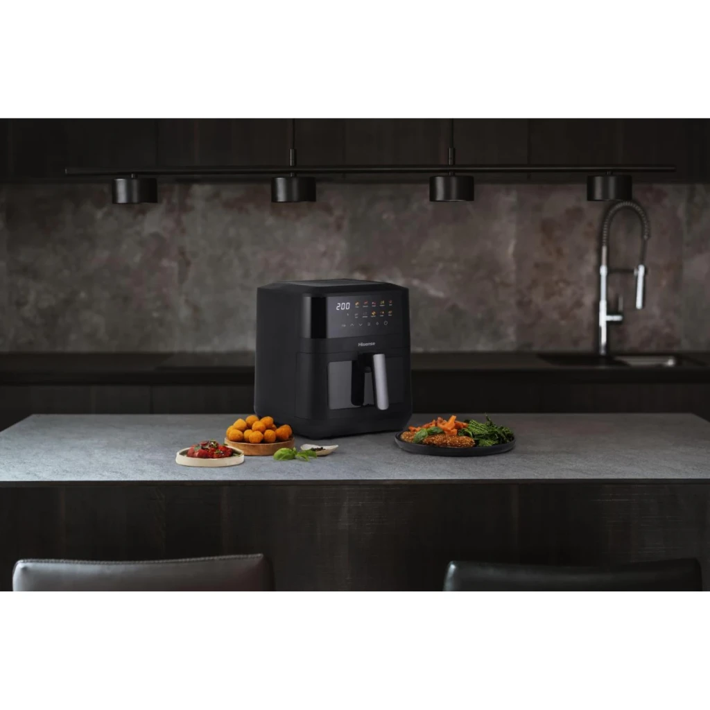 Hisense HAF2100DCD 7,7L 2100W preto, vista frontal: painel tátil digital a 200°C e janela com frango a cozinhar - Item2
