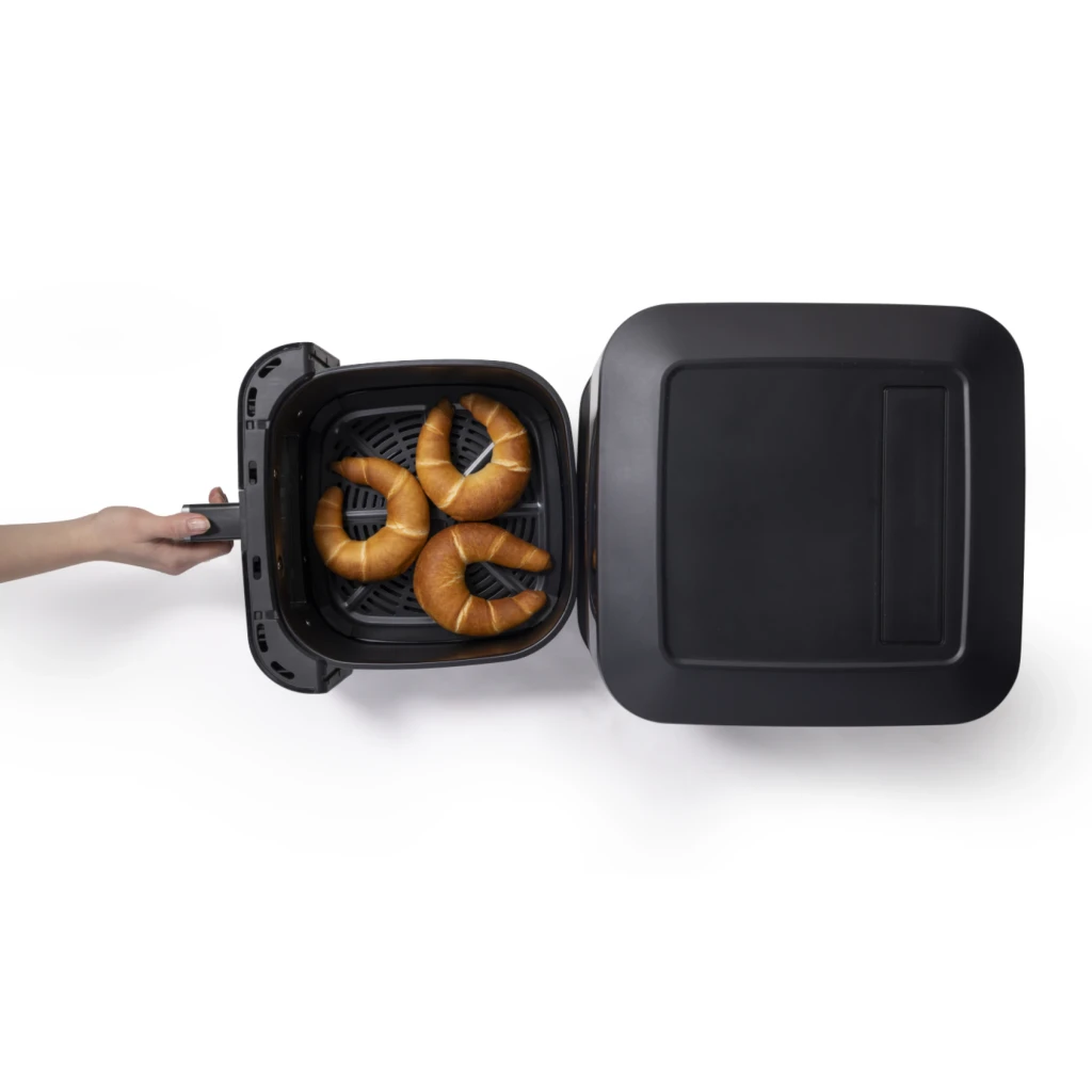 Hisense HAF2100DCD 7,7L 2100W preto, vista frontal: painel tátil digital a 200°C e janela com frango a cozinhar - Item3