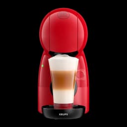 Krups Piccolo XS KP1A35 Dolce Gusto rouge noir, vue de face: machine avec verre de latte macchiato sur plateau noir