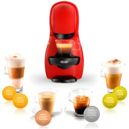 Krups Piccolo XS KP1A35P16 Dolce Gusto rouge et noir, vue lifestyle: machine entourée de boissons et capsules compatibles