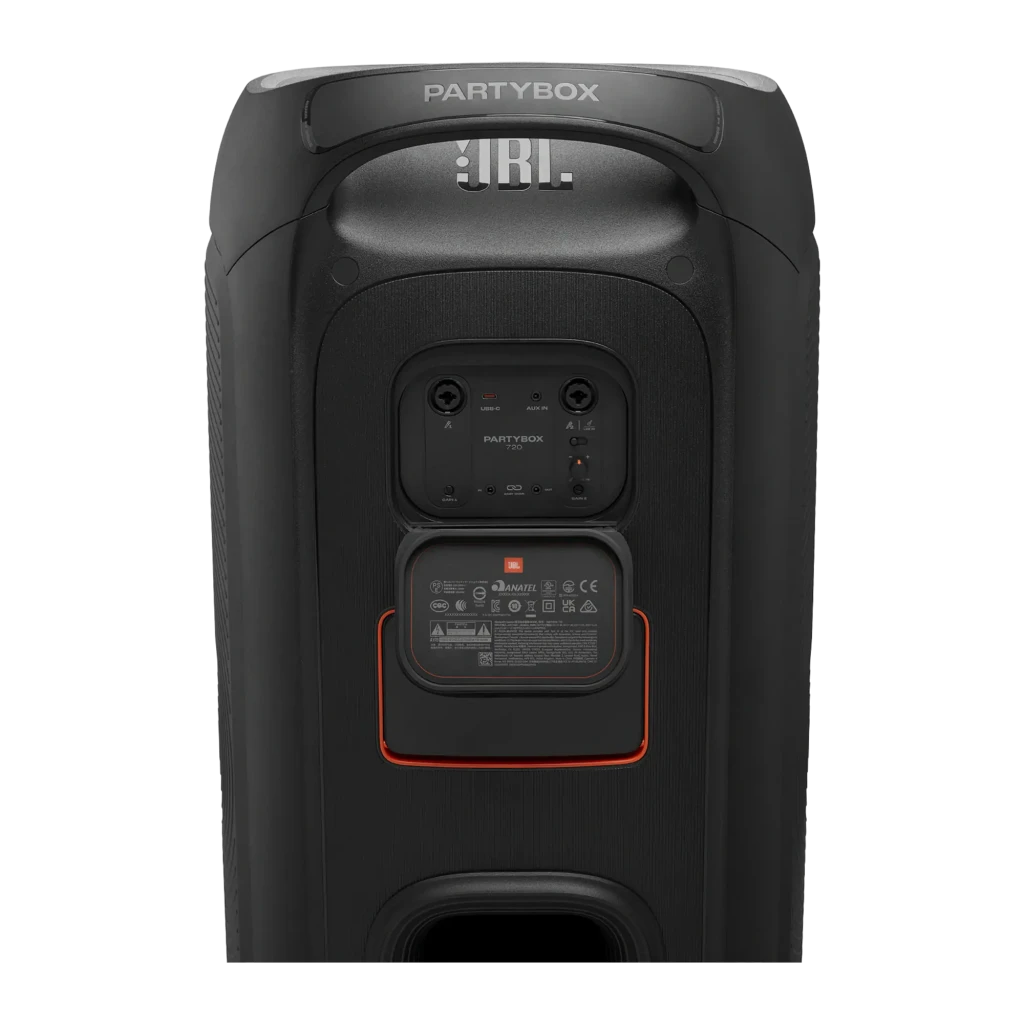 JBL PartyBox 720 800W preto, vista frontal em ângulo: luzes LED rosa e laranja em forma de 8, rodas e painel de controlo - Item4