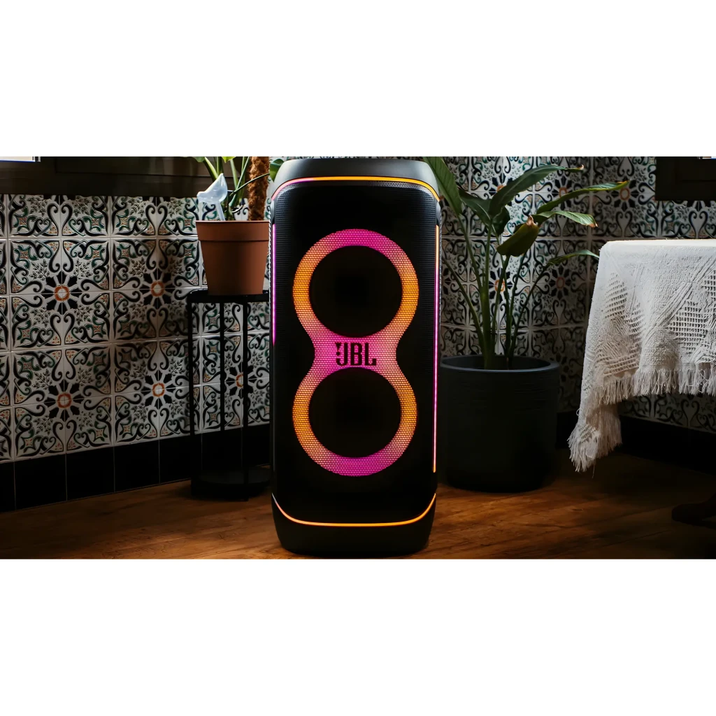 JBL PartyBox 720 800W preto, vista frontal em ângulo: luzes LED rosa e laranja em forma de 8, rodas e painel de controlo - Item5